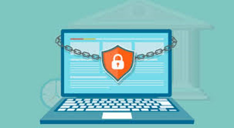 un ordinateur portable qui est entouré d'une chaine t d'un cadenas en forme de bouclier